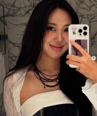 Lee Young-ji Resumes Instagram and Hints at Comeback Song