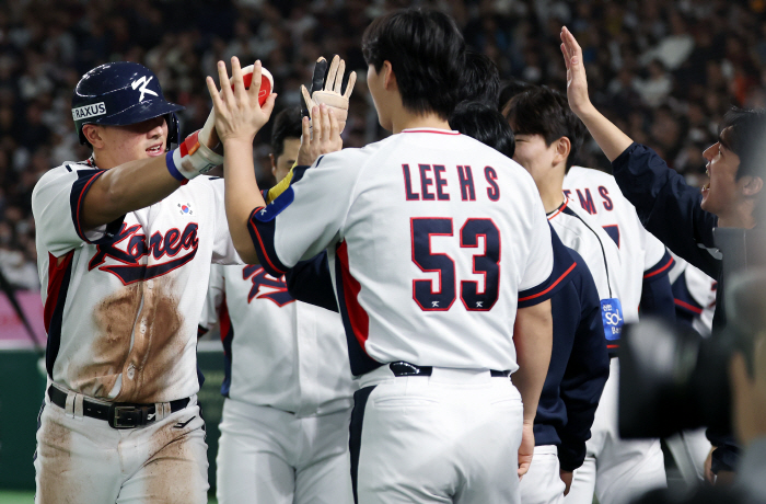 Miracle of the 22-year-old national team. Ahn Hyun-min solo shot Kim Joo-won tied with a solo shot after two outs in the ninth inning, 77 draws. He shot hope