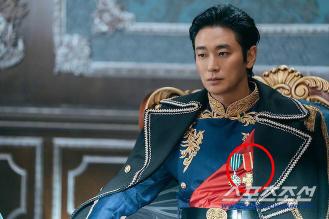 A Nazi medal on Joo Ji-hoon's chest? Empress Marry's Props Inspection Sohle, Recognizing the Seriousness