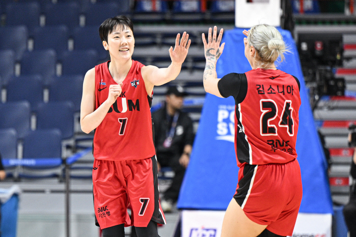 Six Men's counterattack! Kim Jong-un explodes with 14 points, and Shinhan Bank's 65-54 rout of the BNK home opener. Kim Jong-un's hard carry in the second quarter was not in Shinhan Bank's calculations