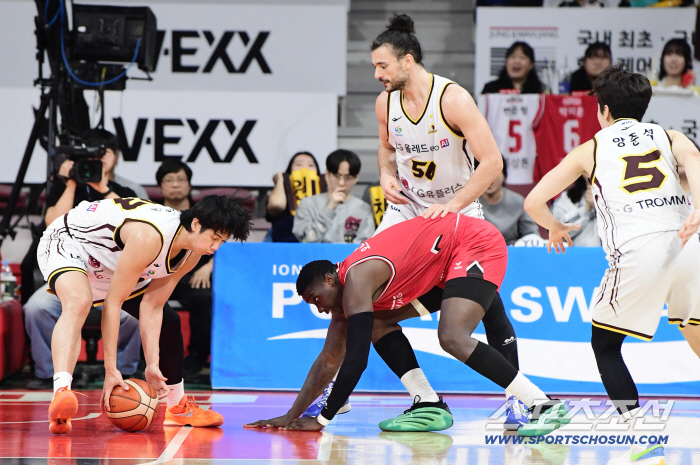 Crazy 3rd quarter! Kaltamayo → Asem Maray scored 48 points...Changwon LG is crazy, grabbing Jeonggwanjang 7870 and winning four consecutive games leading the way