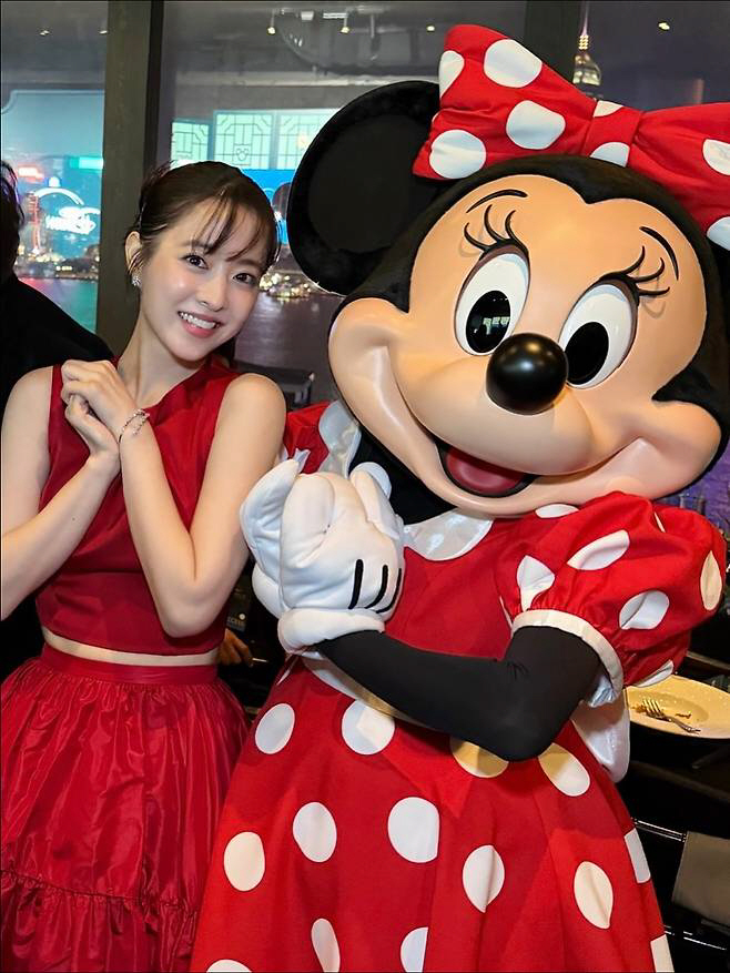 Park Bo-young and Disney also look like they're fascinated by...She's lovelier than Minnie Mouse.