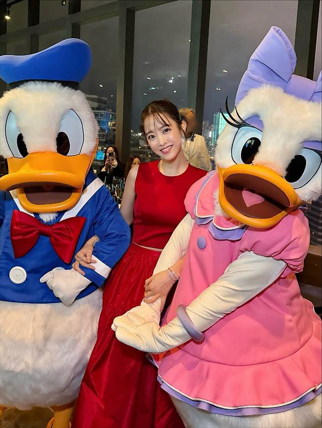 Park Bo-young and Disney also look like they're fascinated by...She's lovelier than Minnie Mouse.