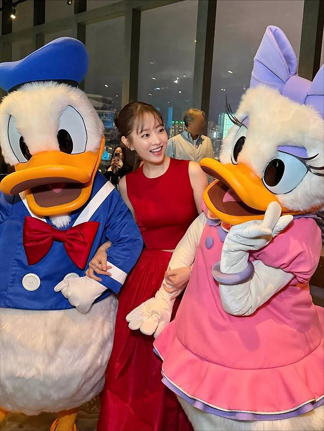 Park Bo-young and Disney also look like they're fascinated by...She's lovelier than Minnie Mouse.