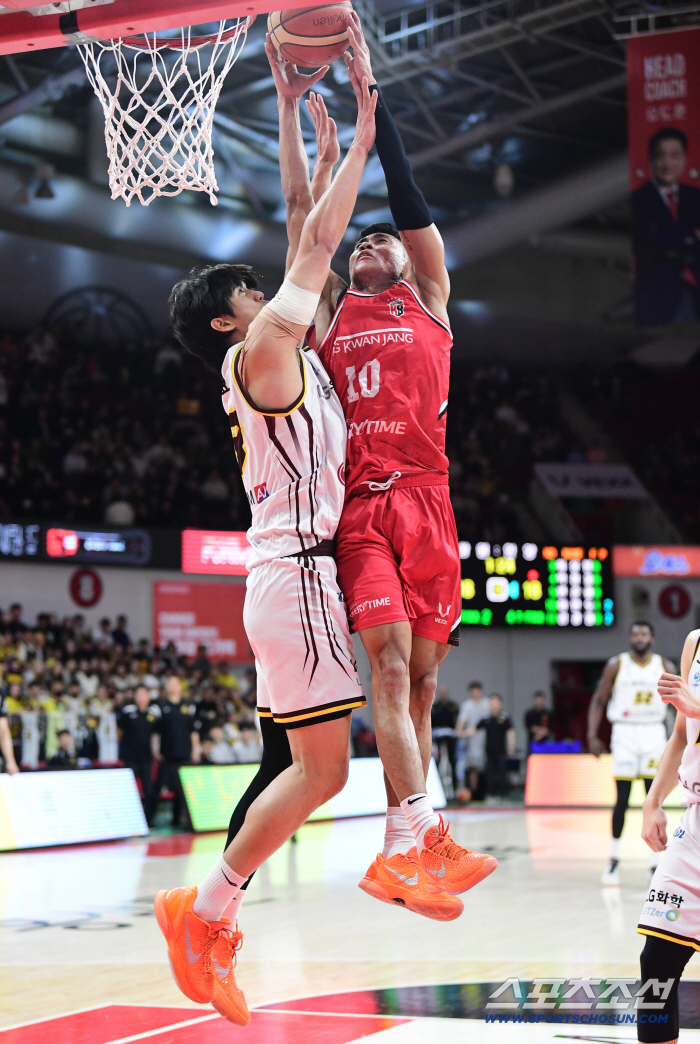  Aban's powerful shot under the basket