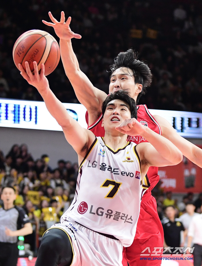  Choi Hyung-chan made a layup shot to avoid blocks