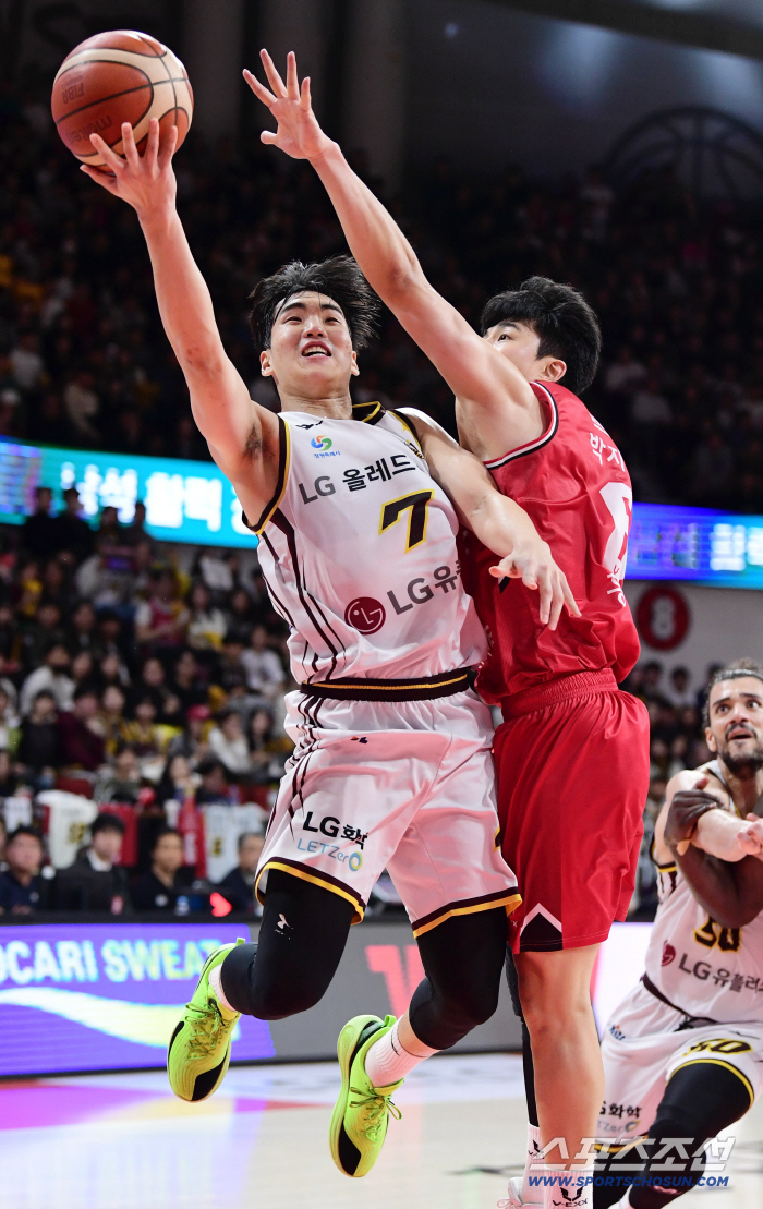  Choi Hyungchan finishes his powerful jump and layup shot