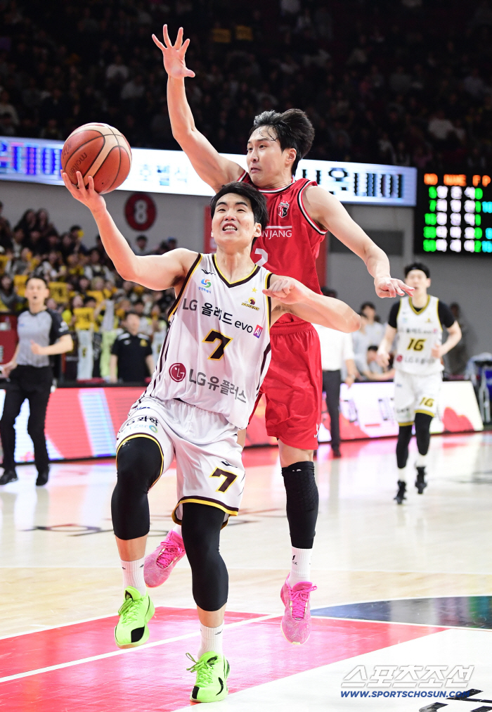  Choi Hyungchan quickly breaks through and finishes the layup