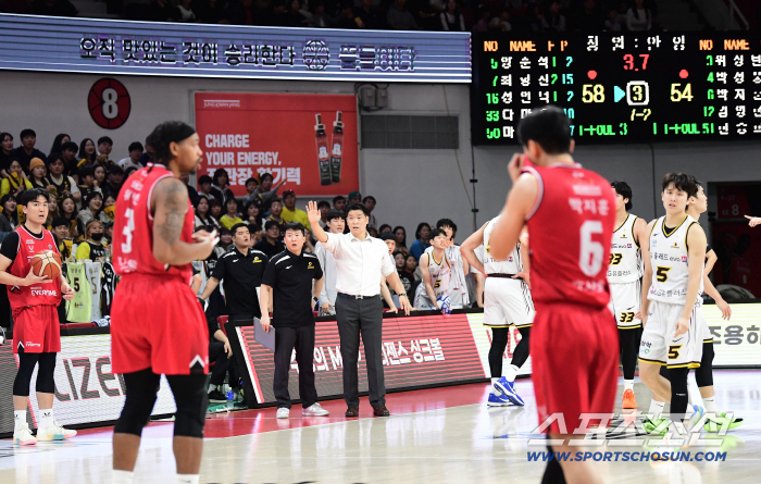  Coach Cho Sang-hyun calmly focuses on the game