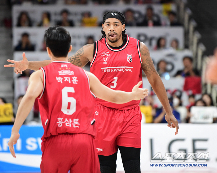  High-five after a thrilling 3-point shot by Wissington