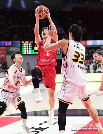  PARK JI HOON, break through quickly and shoot the final shot