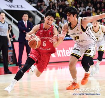  Park Jihoon quickly tries to break through the basket