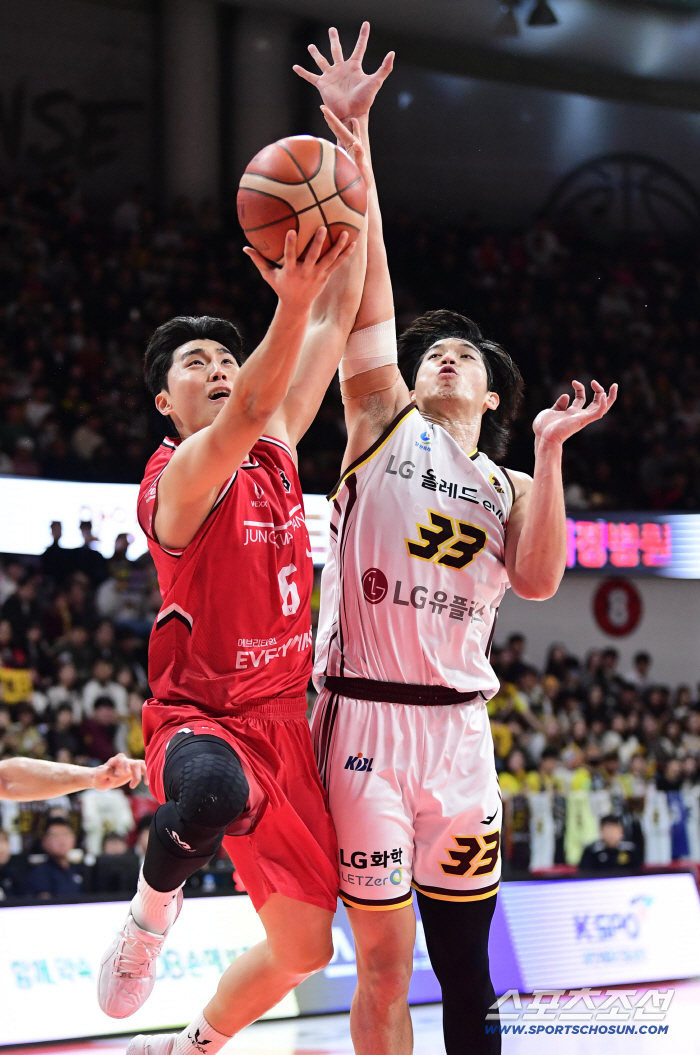  Park Jihoon's layup shot by beating the defense