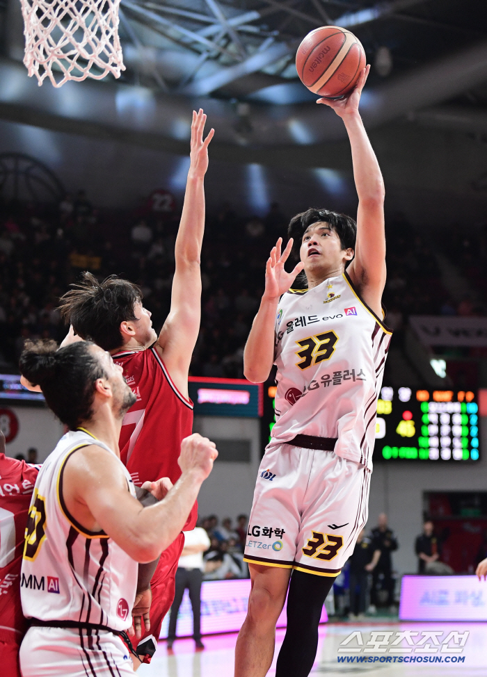  Tamayo tries to shoot under the basket