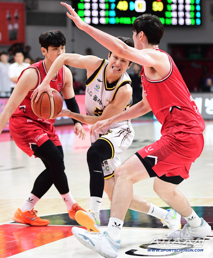  Yang Junseok tries to break through fiercely