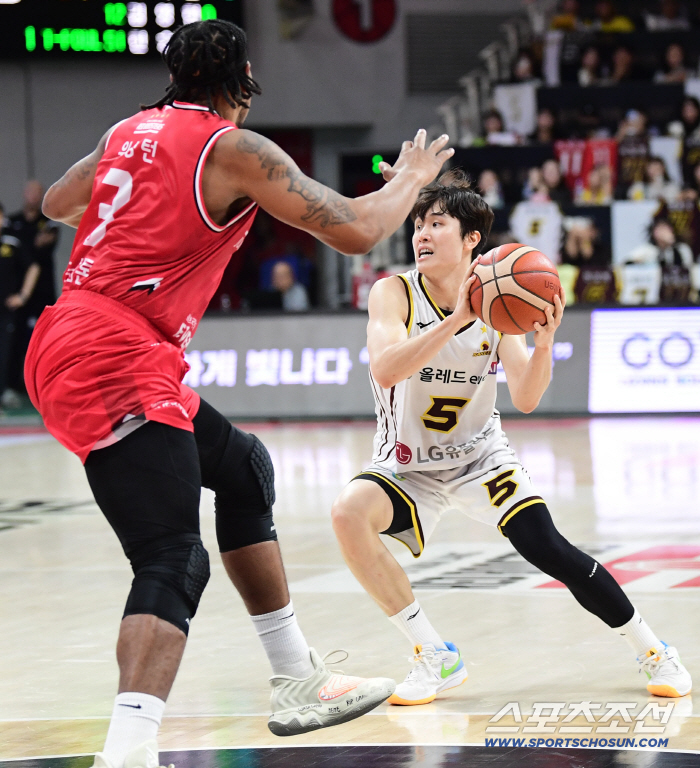  Yang Junseok tries to break through quickly in a low position