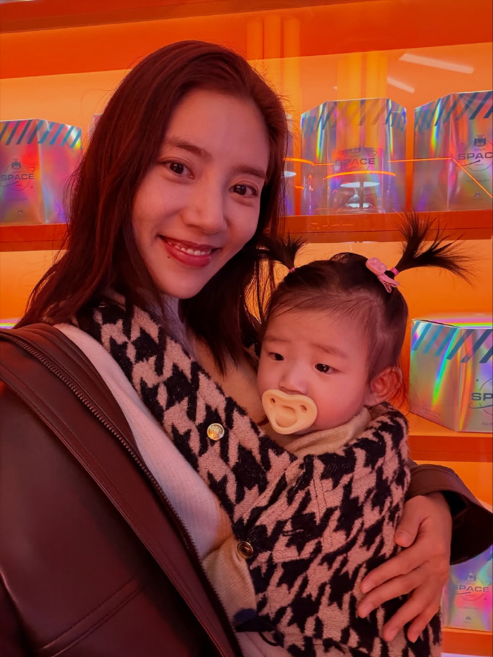 Son Dam-bi, a baby angel who is happy to raise a child alone on weekends
