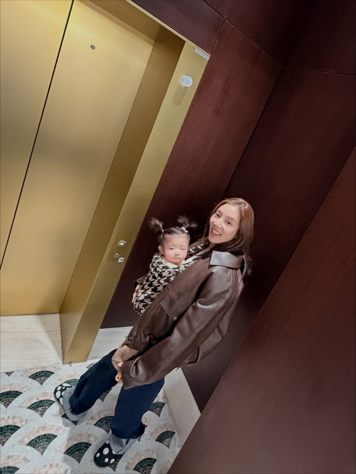 Son Dam-bi, a baby angel who is happy to raise a child alone on weekends