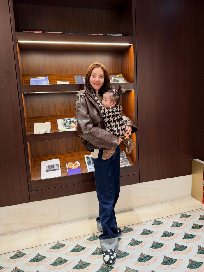 Son Dam-bi, a baby angel who is happy to raise a child alone on weekends