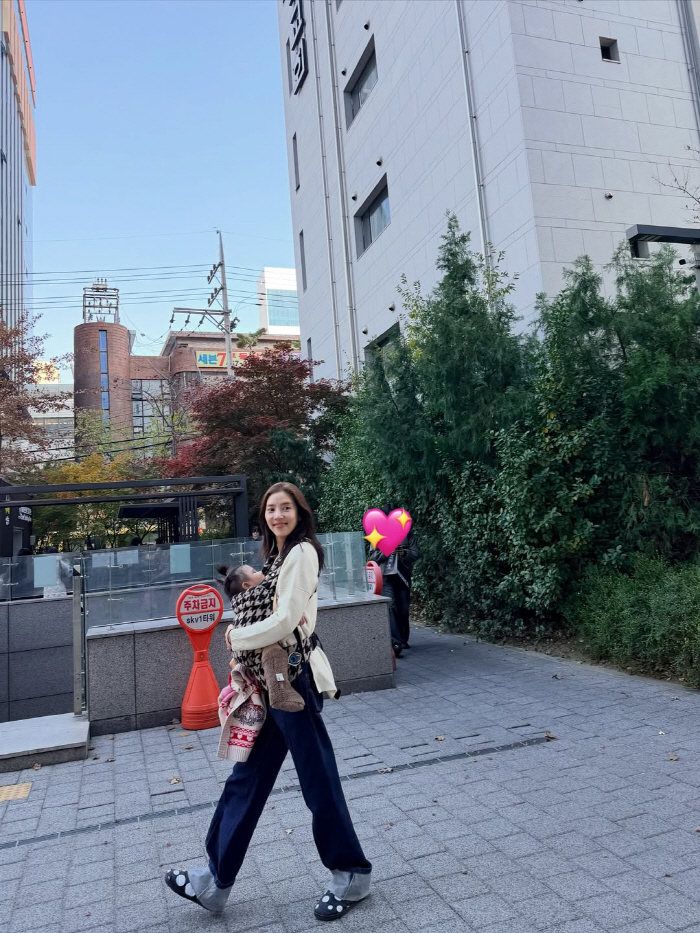 Son Dam-bi, a baby angel who is happy to raise a child alone on weekends