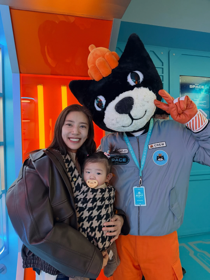 Son Dam-bi, a baby angel who is happy to raise a child alone on weekends