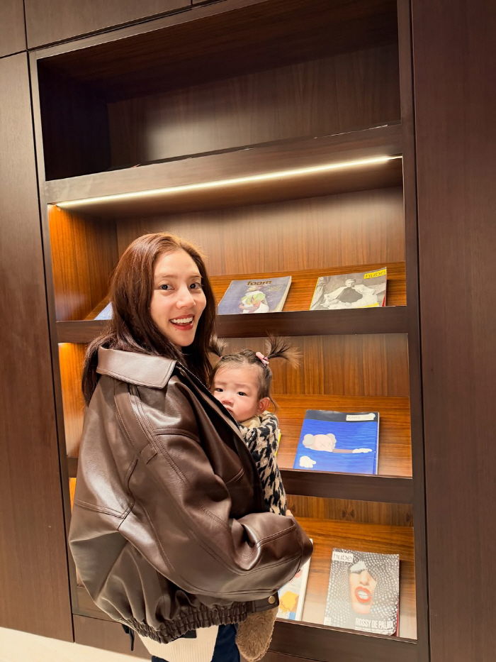 Son Dam-bi, a baby angel who is happy to raise a child alone on weekends