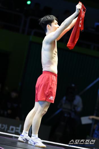 Woo-jin's love call protection ball, which is the fan service manager of Topkal, helps increase confidence and grit. 