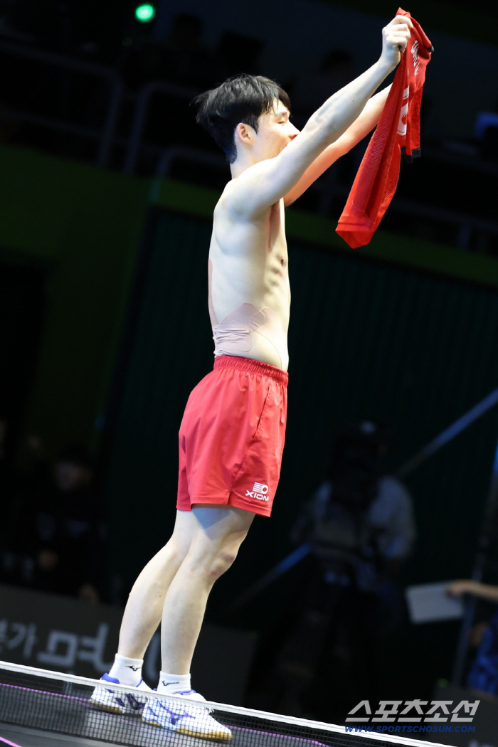 Woo-jin's love call protection ball, which is the fan service manager of Topkal, helps increase confidence and grit.