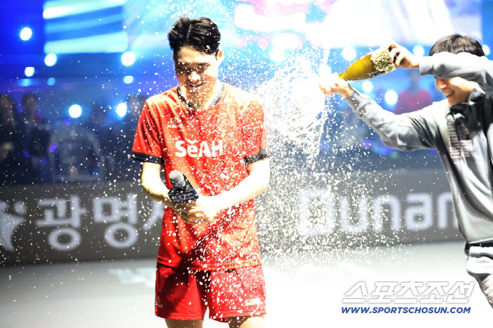 Woo-jin's love call protection ball, which is the fan service manager of Topkal, helps increase confidence and grit.