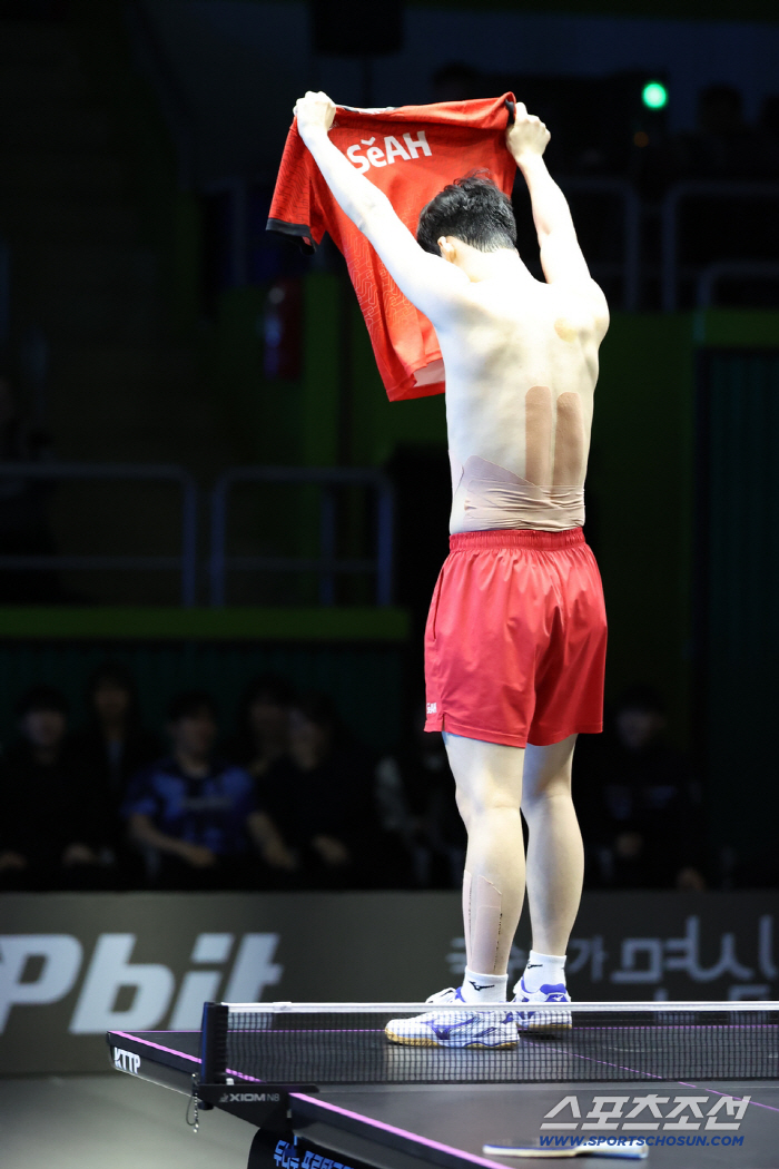 Woo-jin's love call protection ball, which is the fan service manager of Topkal, helps increase confidence and grit.