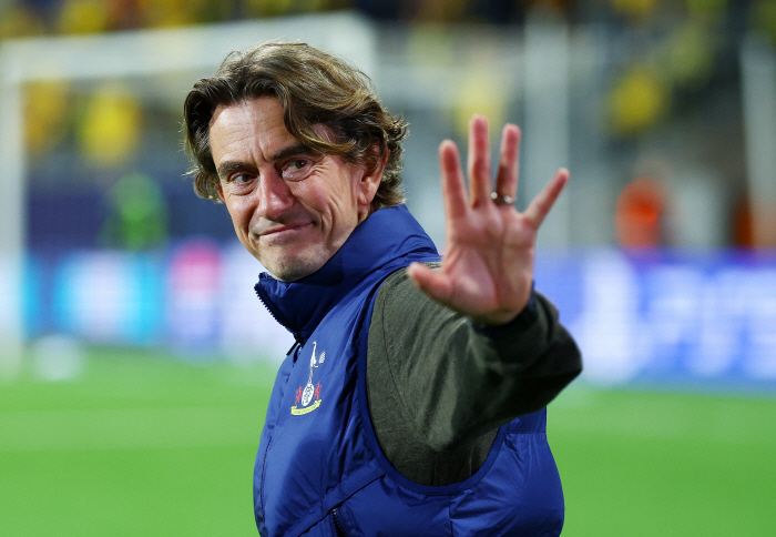 BBC also had a surprise interview with Manchester United Chelsea last year, with the official announcement of Frank's official announcement that Tottenham would maintain the worst Postecoglou in history