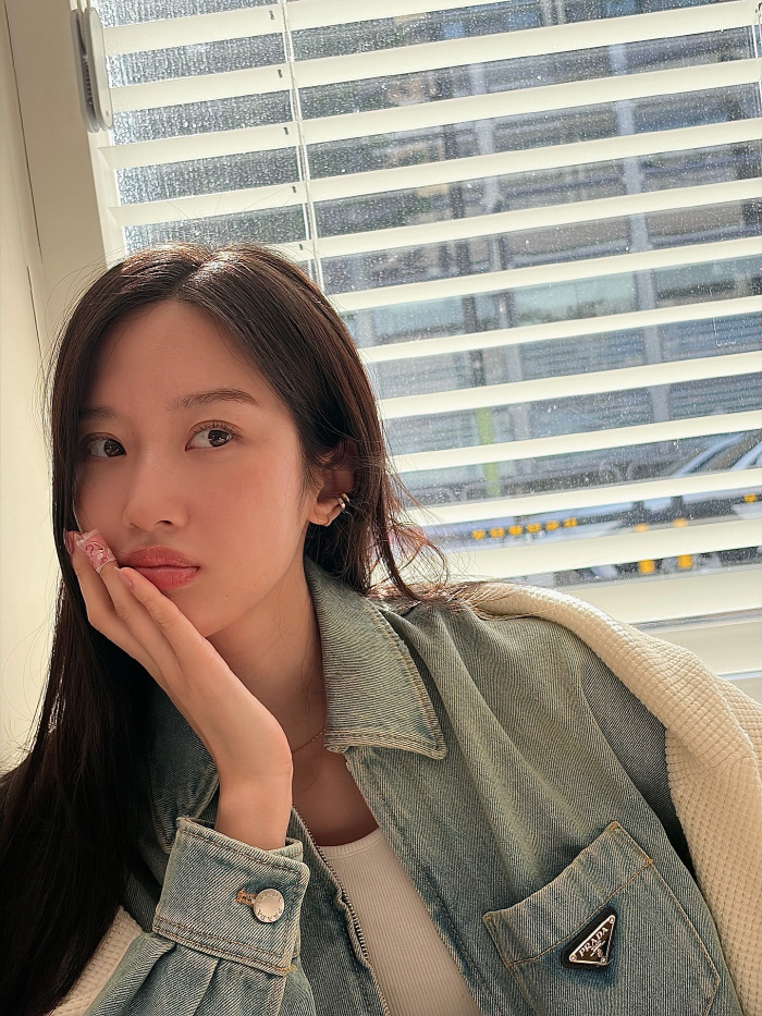 'Bright eyes, handsome face'. Moon Ga-young, how autumn is shining under the sun

