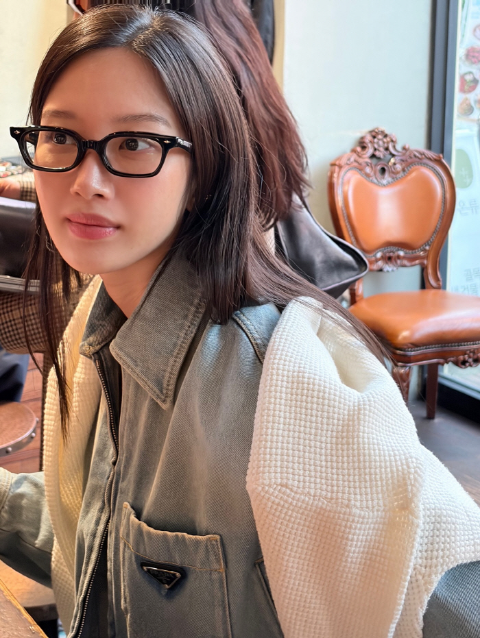 'Bright eyes, handsome face'. Moon Ga-young, how autumn is shining under the sun

