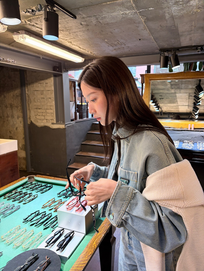 'Bright eyes, handsome face'. Moon Ga-young, how autumn is shining under the sun

