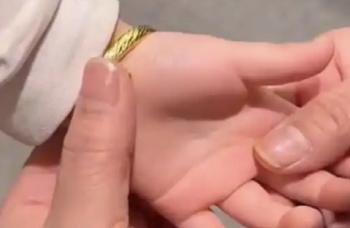 Demand compensation of 200,000 won for wearing gold bracelets for only 10 seconds...Claims that the store has been transformed