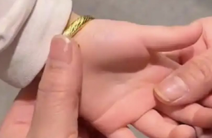 Demand compensation of 200,000 won for wearing gold bracelets for only 10 seconds...Claims that the store has been transformed