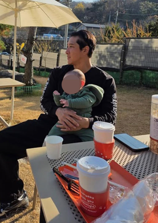 Divorce Hwang Jae-gyun smiled brightly with his child in his arms..a warm weekend routine