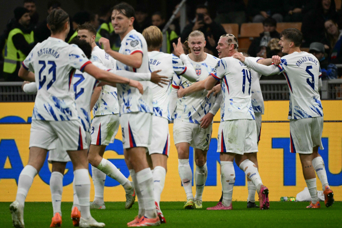 The European version of China? Italy is on the verge of being eliminated for the third consecutive World Cup...Holan's first trip to the finals!