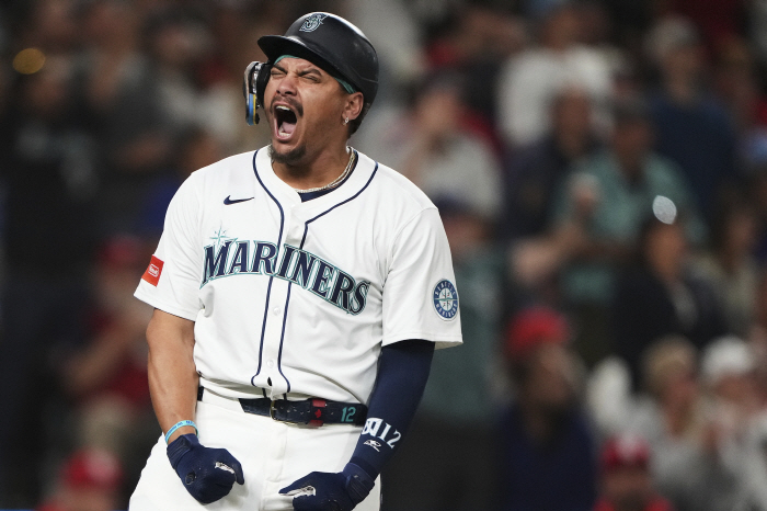 The first big deal in the offseason for the five-year, 100 million contract with the FA first baseman who Seattle fell in love with, 3030 candidates