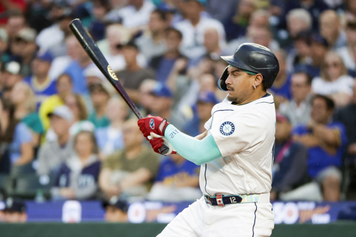 The first big deal in the offseason for the five-year, 100 million contract with the FA first baseman who Seattle fell in love with, 3030 candidates