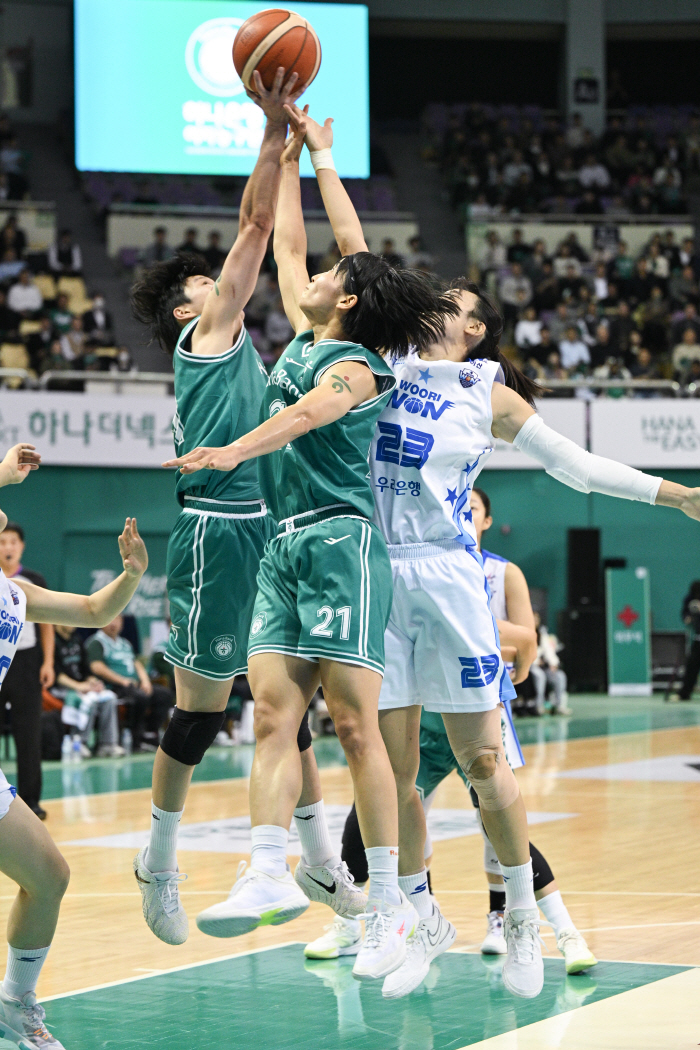 Hana Bank Is Blue With Woori Bank Destroying by 21 Points From the Season's Opening Game