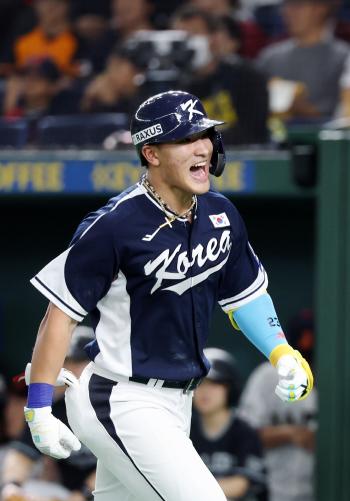 If you look closely at Ahn Hyun-min's honest expression, which he heard in person, the heated praise of the Major League-class batter coach...There's a long way to go. 