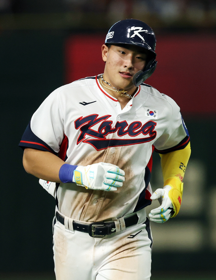 If you look closely at Ahn Hyun-min's honest expression, which he heard in person, the heated praise of the Major League-class batter coach...There's a long way to go. 