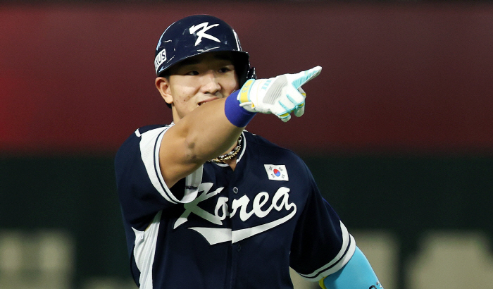 If you look closely at Ahn Hyun-min's honest expression, which he heard in person, the heated praise of the Major League-class batter coach...There's a long way to go. 