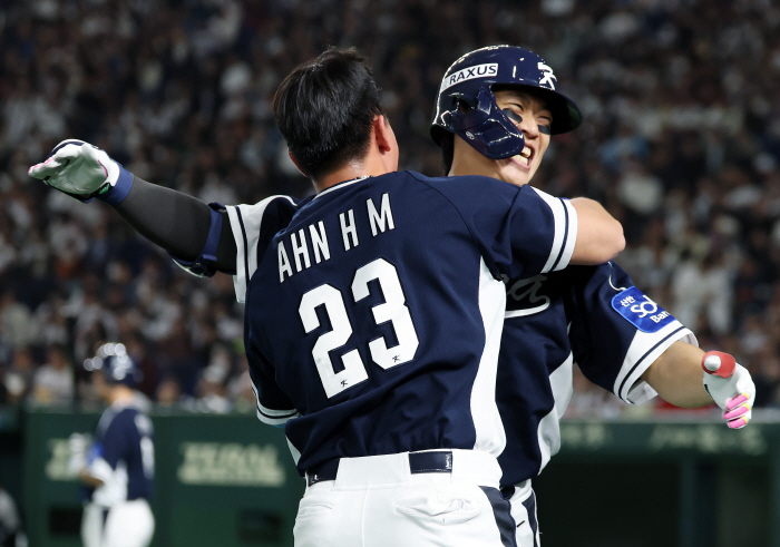 If you look closely at Ahn Hyun-min's honest expression, which he heard in person, the heated praise of the Major League-class batter coach...There's a long way to go. 