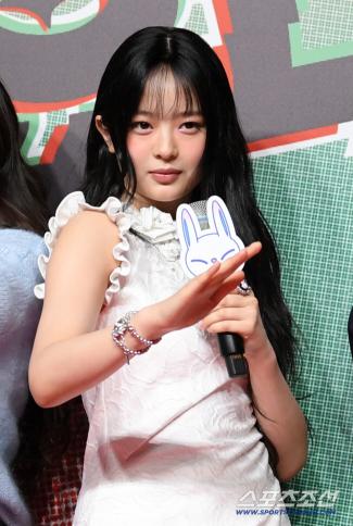 NewJeans’ Hanni Expected to Meet With ADOR After Returning From Overseas Trip