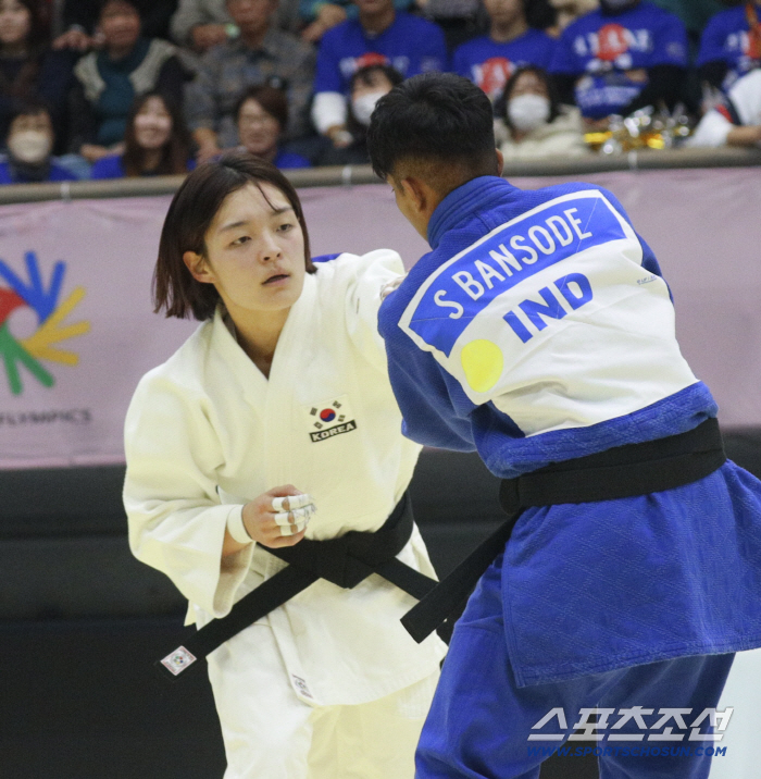 Judo of fighting spirit, Taegeukgi in the Tokyo sky!The first day of the 4th and 5th period of quietness, gold 1 is 1 dong 2 happy!