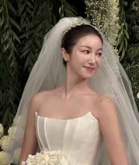 Kim Ok-bin's top-secret wedding photo taken on his phone has been released. Phone snap