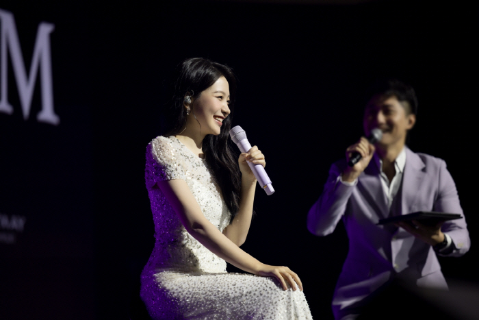 Kim Ye-rim's first solo fan meeting overseas...Global fever leading to Cheongguk High School