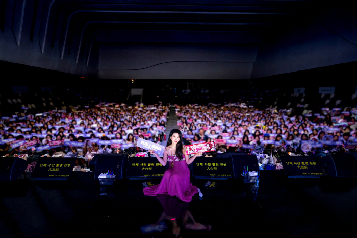 Kim Ye-rim's first solo fan meeting overseas...Global fever leading to Cheongguk High School